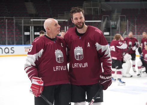 Latvijas hokeja leģenda Helmuts Balderis un vēl nesenais Latvijas izlases līderis Lauris Dārziņš.