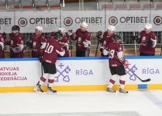 Latvijas hokeja federācijas komanda sagrauj Saeimas hokejistus. 03.05.2024