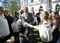 FOTO: Valsts prezidents kopā ar Baldones skolēniem ieskandina valsts svētkus