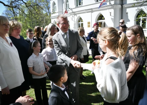 FOTO: Valsts prezidents kopā ar Baldones skolēniem ieskandina valsts svētkus