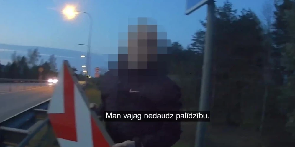 Эстонец в Адажи на спор открутил дорожный знак - за ним погнался полицейский на взятом у прохожего велосипеде