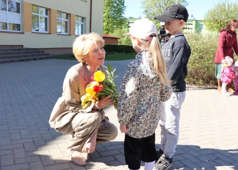 FOTO: izglītības un zinātnes ministre apmeklē Valmieras novada skolas