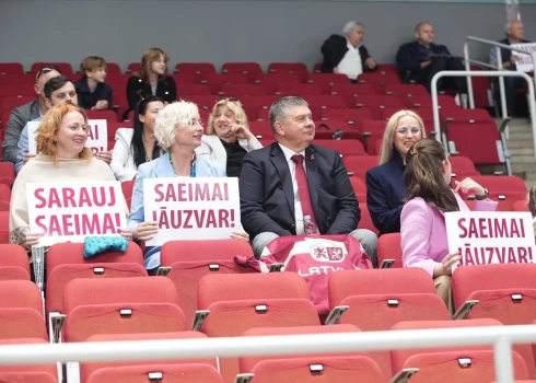 Latvijas Hokeja federācijas komanda pirms Latvijas valstsvienības pārbaudes spēles pret Norvēģiju “Arēnā Rīga” aizvadīja spēli pret Saeimas hokeja komandu un izcīnīja graujošu uzvaru ar 11:2.