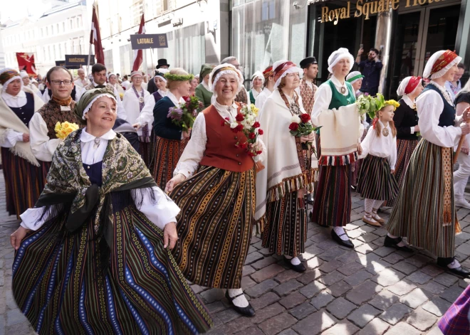 Gājiens "Uzvelc tautas tērpu par godu Latvijai!" (foto: Mārtiņš Ziders)