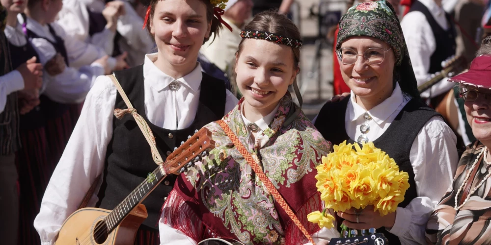 Gājiens "Uzvelc tautas tērpu par godu Latvijai!" (foto: Mārtiņš Ziders)
