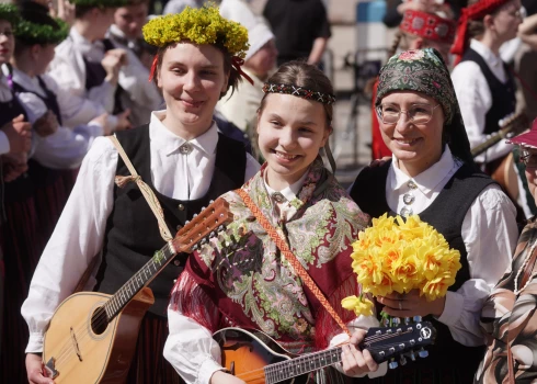 FOTO, VIDEO: Latvijas neatkarības atjaunošanas svētkos Rīgu izdaiļo tautastērpu gājiens
