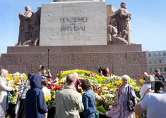FOTO: Latvijas iedzīvotāji un politiķi valsts neatkarības atjaunošanas svētkos ar ziediem izrotā Brīvības pieminekli