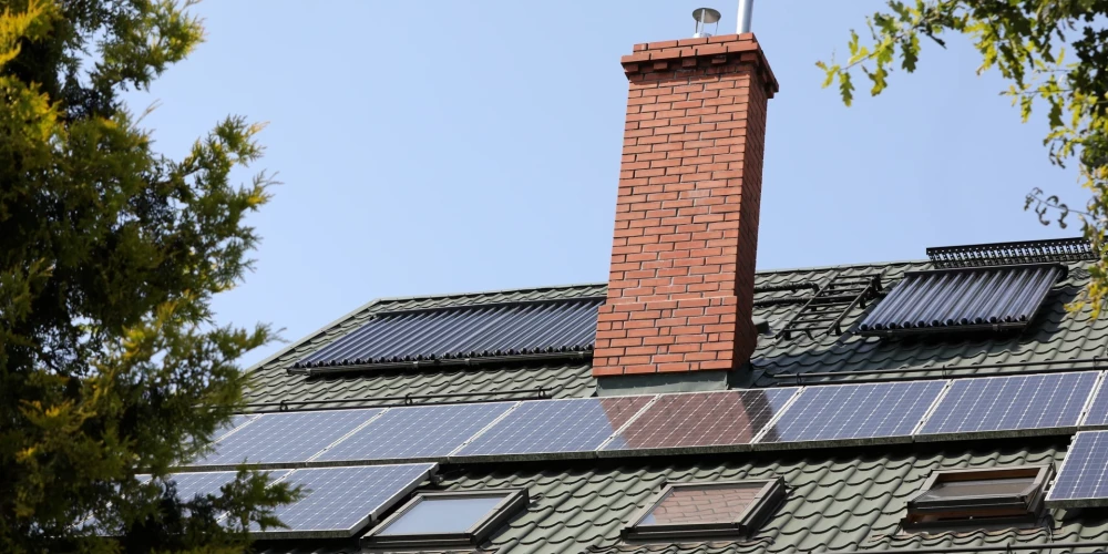 Солнечные панели на крышах многоквартирных домов - что об этом думают латвийцы