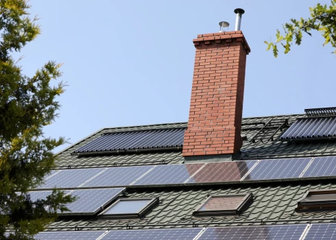 Солнечные панели на крышах многоквартирных домов - что об этом думают латвийцы