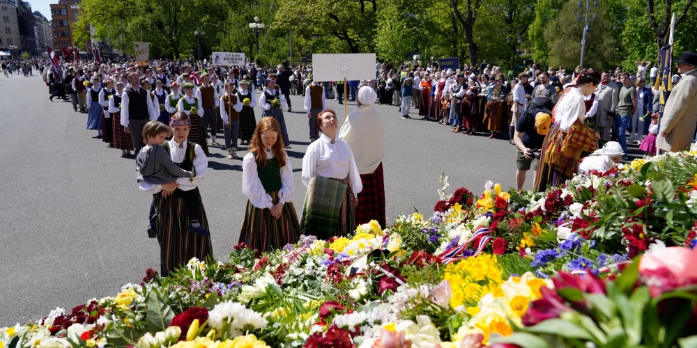 ФОТО: военный парад, шествие в народных костюмах, возложение цветов - Латвия отметила День восстановления независимости