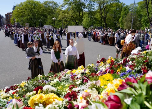 ФОТО: военный парад, шествие в народных костюмах, возложение цветов - Латвия отметила День восстановления независимости