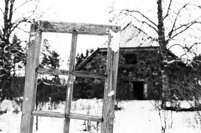 Liepājas muzejā atklāta fotoizstāde, kuras galvenais varonis ir pamestais Villas kroga vēsturiskās ēkas koka loga rāmis.