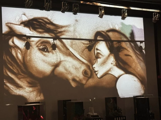 “Siguldas devonā” skatāma Imanta Ziedoņa “Krāsaino pasaku” telpiskās ilustrācijas, ko radījuši Ināra un Uldis Liepas.