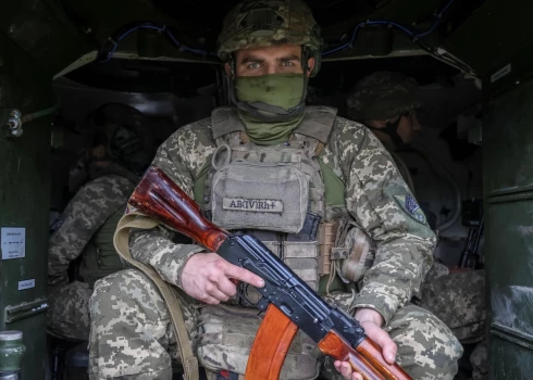 Ukrainas bruņoto spēku 25. atsevišķās gaisa spēku brigādes ukraiņu aizstāvis netālu no frontes līnijas Doneckas reģionā 2024. gada 29. aprīlī./Ilustratīvs attēls.