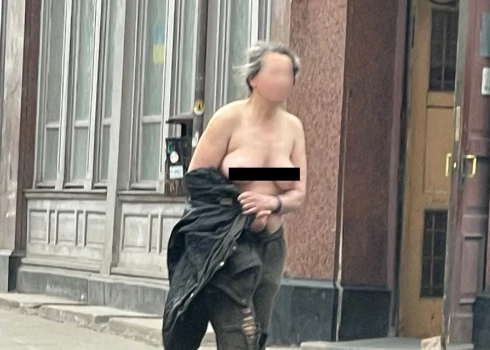 ФОТО ОЧЕВИДЦА: по центру Риги деловой походкой шла женщина с голой грудью
