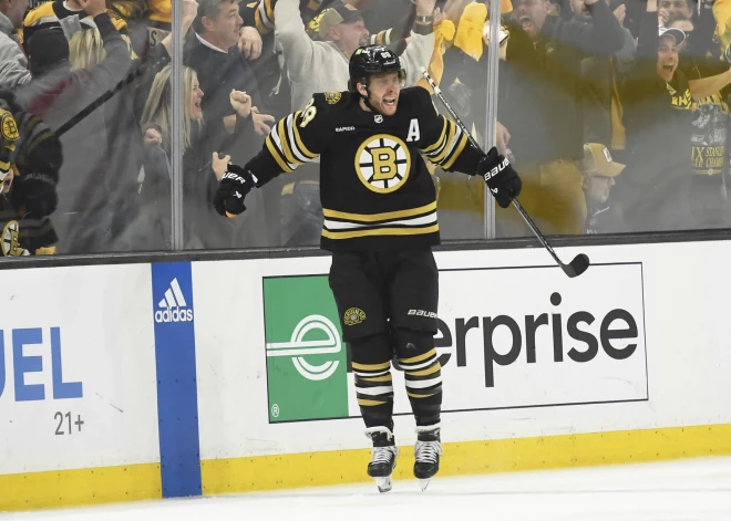 "Bruins" ceturto reizi pēc kārtas pārspēj "Maple Leafs" septītajā spēlē