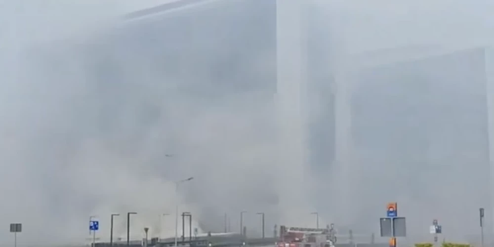 VIDEO: visa Skanste dūmos. Jaunuzceltajā “Elemental” biroju ēkā izcēlies ugunsgrēks