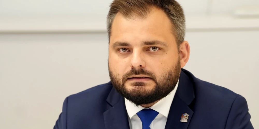 Edmunds Jurēvics “Vienotībai” sācis maksāt iespaidīgas summas jau laikos, kad vēl strādāja par Saeimas deputāta palīgu.