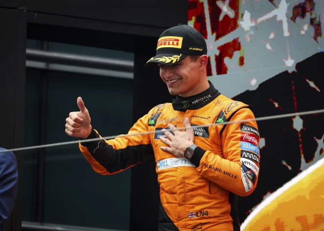 Noriss izmanto drošības mašīnu un izcīna pirmo uzvaru karjerā