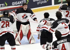 Kanādas hokejisti atspēlējas trešajā trešdaļā un uzvar U-18 pasaules čempionātā