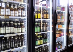 Alkohola iegādes vecuma palielināšanu varētu rosināt neattiecināt uz alu, sidru un vīnu