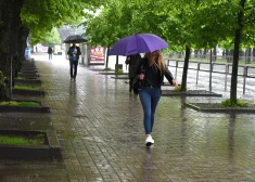 Pirmdiena Latvijā būs mākoņaina, daudzviet gaidāms ilgstošs lietus