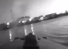 VIDEO: ukraiņi ar jūras dronu Krimā veiksmīgi uzbrukuši krievu okupantu ātrgaitas kuterim