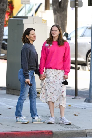 51-летняя актриса Дженнифер Гарнер и ее 18-летняя дочь Вайолет, которую многие считают копией мамы