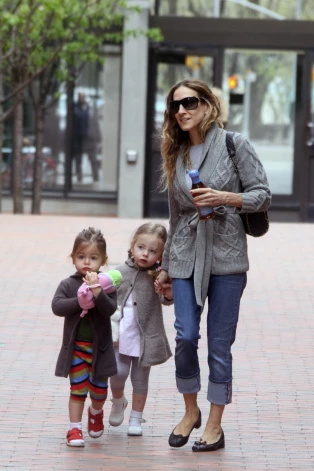 Дочерей для звезды сериала «Секс в большом городе» выносила суррогатная мать. Как сказала сама Паркер, «это совершенно другой, но при этом такой же удивительный опыт»