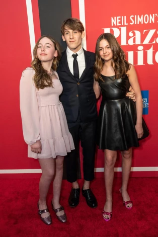 Лишь недавно подросшие Мэрион и Табита стали выходить в свет вместе со старшим братом