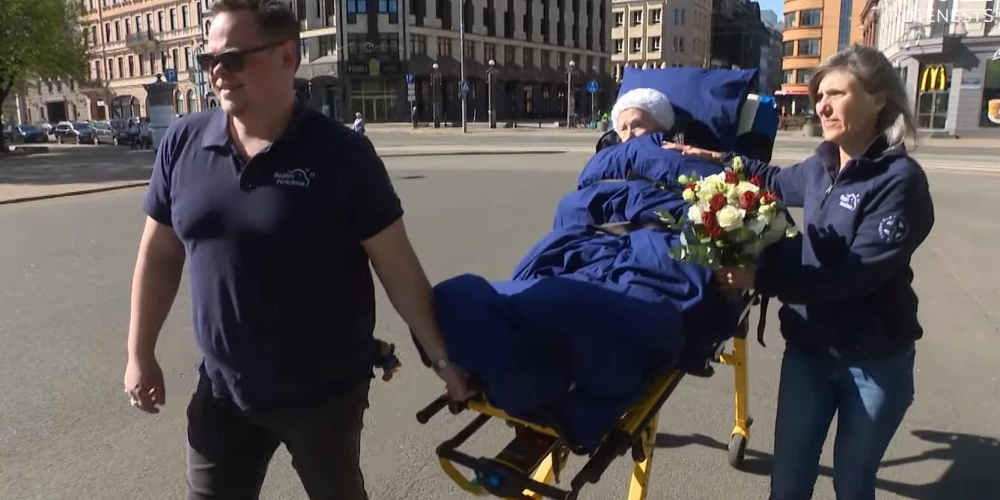 Было исполнено последнее желание 97-летней рижанки - увидеть памятник Свободы