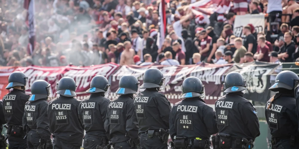 Futbola mača laikā Vācijā ievainojumus guvuši 155 policisti