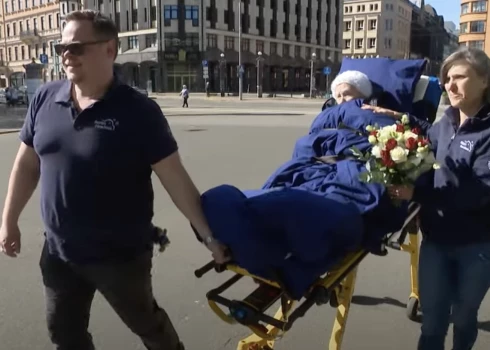 VIDEO: Rīgas centrā izpilda 97 gadus vecās Ausmas pēdējo vēlēšanos