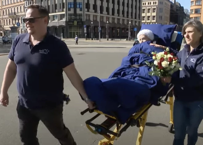 VIDEO: Rīgas centrā izpilda 97 gadus vecās Ausmas pēdējo vēlēšanos