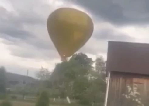 Lietuvā uz ēkām nogāzies gaisa balons - nopietni cietuši 7 cilvēki, tostarp divi bērni