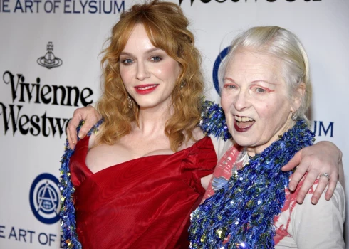 Kristina Hendriksa (no kreisās) un Vivjena Vestvuda (1941-2022) 2016. gadā.