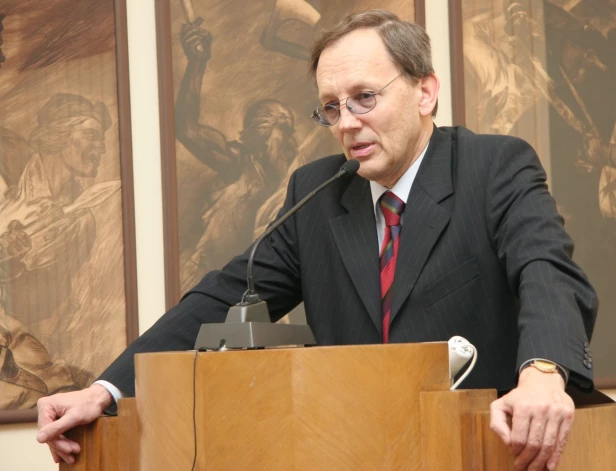 Aleksandrs Kiršteins 2005. gada maijā, kad viņu vainoja antisemītismā un politiķim tādēļ nācās pamest Tautas partijas rindas.