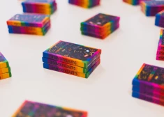 FOTO: Latvijā izdota pirmā LGBT+ galda spēle