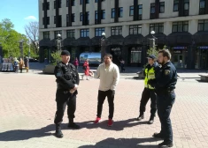 FOTO: aiztur vīrieti par Norvēģijas vēstniecības demolēšanu Rīgā