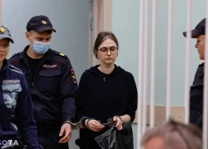 Rīgā strādājošās "Novaja Gazeta. Eiropa" galvenā redaktora sievai Krievijā piespriež deviņus gadus kolonijā. Viņu apsūdzēja meitas slepkavības mēģinājumā.