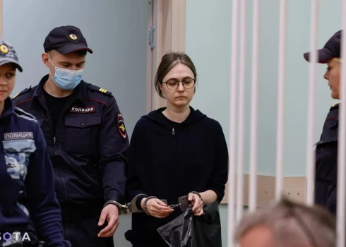 Rīgā strādājošās "Novaja Gazeta. Eiropa" galvenā redaktora sievai Krievijā piespriež deviņus gadus kolonijā. Viņu apsūdzēja meitas slepkavības mēģinājumā.