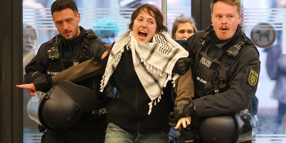 Vairākās Eiropas valstīs policija izjauc studentu demonstrācijas palestīniešu atbalstam