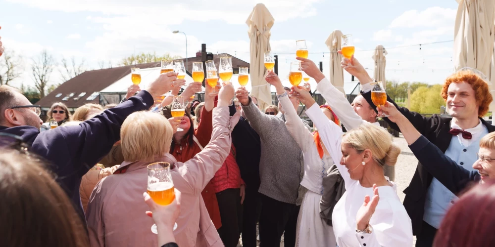 "Valmiermuižas alus" iepazīstina Nacionālā teātra kolektīvu ar īpašu alu "Skroderdienas" (foto: Juris Rozenbergs)