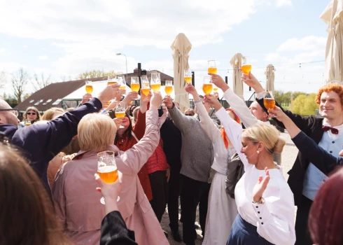 "Valmiermuižas alus" iepazīstina Nacionālā teātra kolektīvu ar īpašu alu "Skroderdienas" (foto: Juris Rozenbergs)