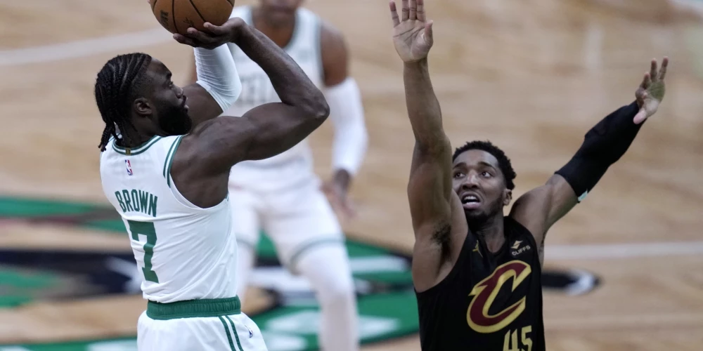 "Celtics" bez savainotā Porziņģa pārliecinoši iesāk Austrumu konferences pusfinālu