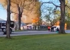 VIDEO: Tukumā ar atklātu liesmu deg apģērbu ražošanas uzņēmums "Sakta"; cietis ugunsdzēsējs