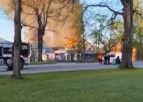 VIDEO: Tukumā ar atklātu liesmu deg apģērbu ražošanas uzņēmums "Sakta"; cietis ugunsdzēsējs