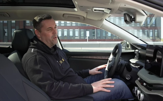 Pie jaunā "Škoda Superb Combi" stūres sēdās bijušais basketbolists Raivis Alksnis.