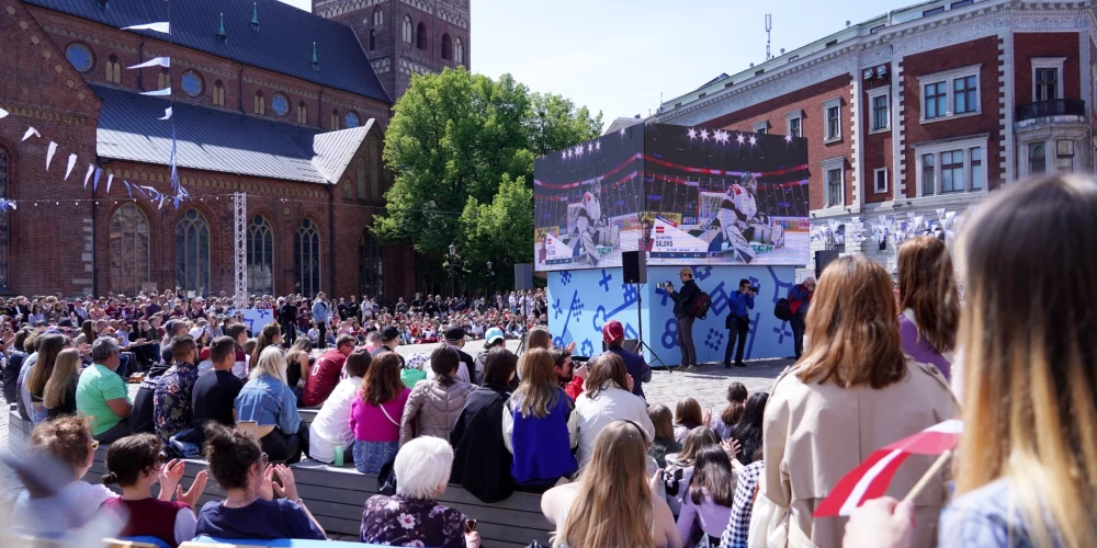 Latvijas hokeja izlases spēļu publiskā skatīšanās Doma laukumā notika arī 2023. gadā.