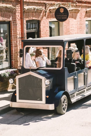 Kandavā tagad ir iespēja izbraukt ar Kandavas Retro auto “Zīle”.